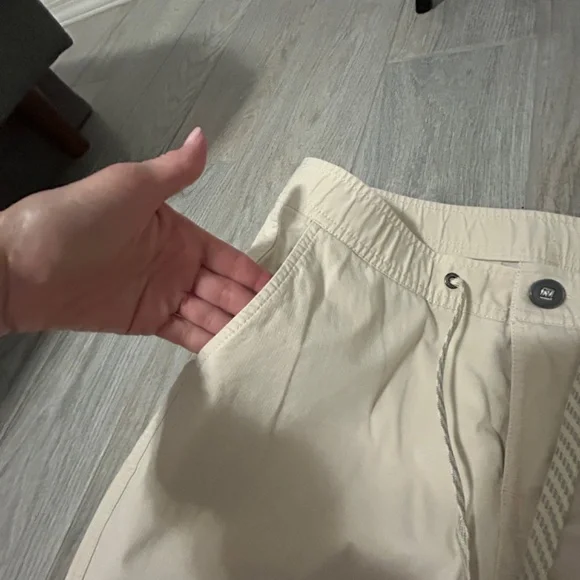 LIKE NEW! Women's Vuori Ripstop Tan Pants - SMALL - Picture 5 of 11